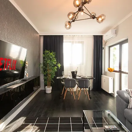 Center With Balcony & Skyline View *
