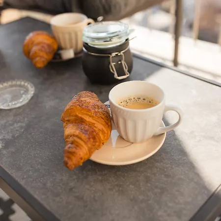 Luxurious Urban Retreat With Unmatched Comfort Apartment