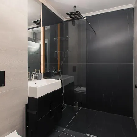 Апартаменти Luxurious Urban Retreat With Unmatched Comfort *