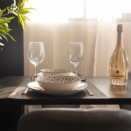 Апартаменти Luxurious Urban Retreat With Unmatched Comfort Бухарест