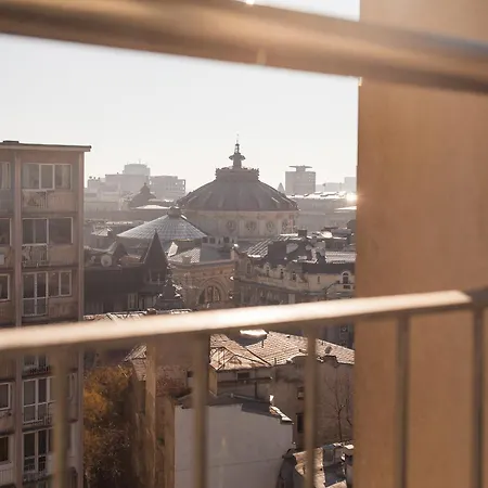 Center With Balcony & Skyline View *