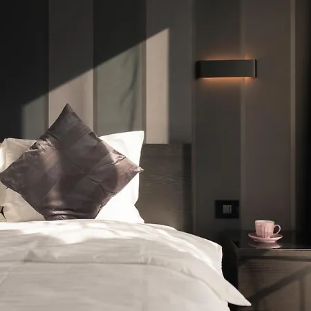 Апартаменти Luxurious Urban Retreat With Unmatched Comfort *