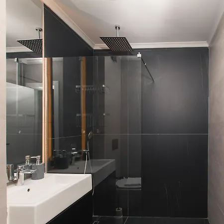 Luxurious Urban Retreat With Unmatched Comfort Апартаменти