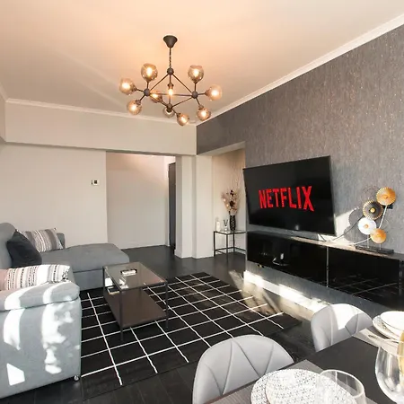 Апартаменти Luxurious Urban Retreat With Unmatched Comfort *