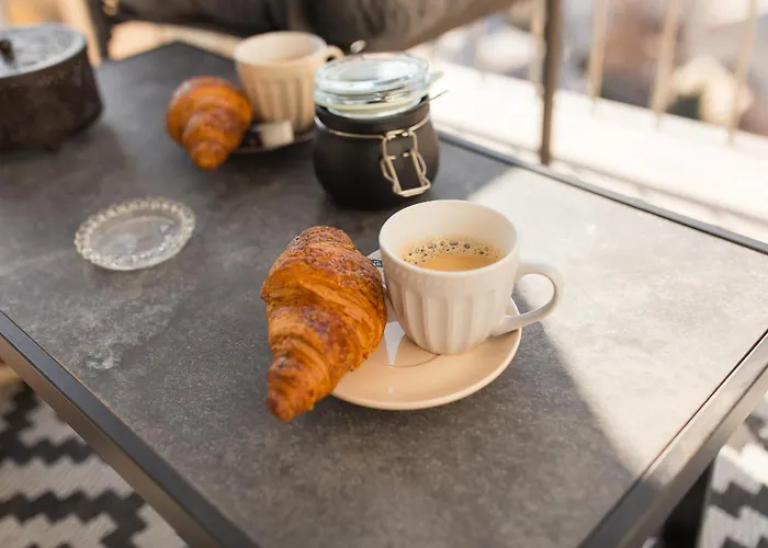 Luxurious Urban Retreat With Unmatched Comfort Apartman