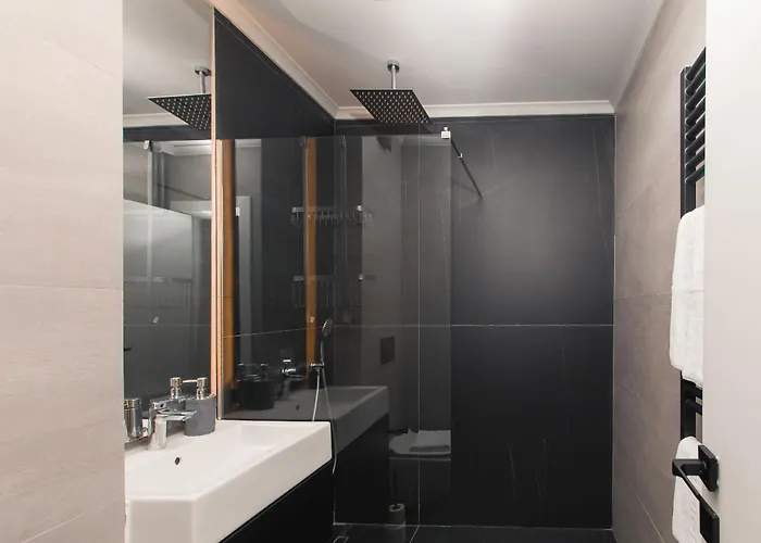 Luxurious Urban Retreat With Unmatched Comfort דירה