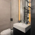 アパート Luxurious Urban Retreat With Unmatched Comfort ブカレスト
