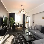 アパート Luxurious Urban Retreat With Unmatched Comfort ブカレスト
